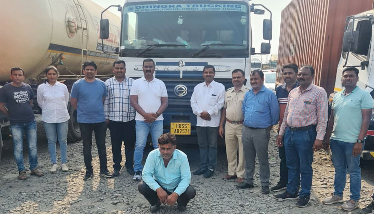 Pune Crime | State excise department Action on illegal sludge tanker on Pune-Mumbai highway, 23 lakh 75 thousand items confiscated