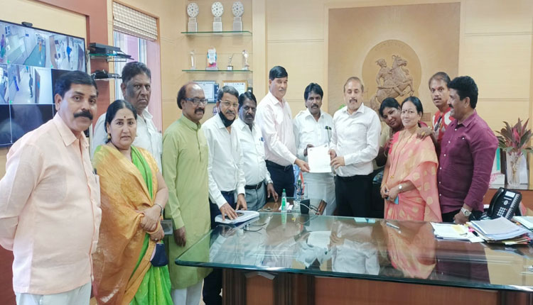 Republican Party | A delegation of the Republican Party met the Commissioner on the issue of Pune city