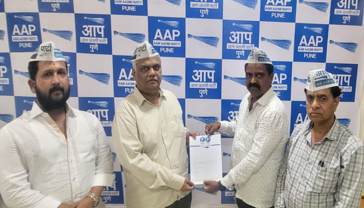 Eknath Dhole Join AAP Shiv Senas Eknath Dhole joins Aam Aadmi Party Appointment as city organizer by AAP