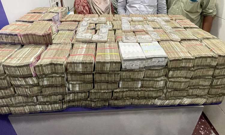 Mumbai Crime | Income Tax department Maharashtra State GST (Goods & Services Tax) seized cash worth Rs 9.78 crore and 19 kg of silver hidden in floor and wall cavities from the office of a bullion trader in Zaveri Bazar, Mumbai