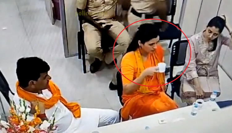 MP Navneet Rana | mumbai police commissioner tweet a video of navneet rana drinking tea in police station
