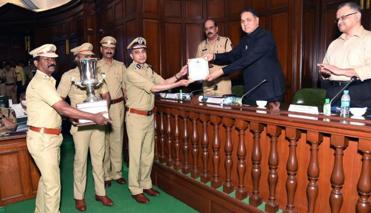 Maharashtra Police | Maharashtra's second prize in 'Police Search' category in ICJS; Presenting the trophy at the hands of the Home Minister