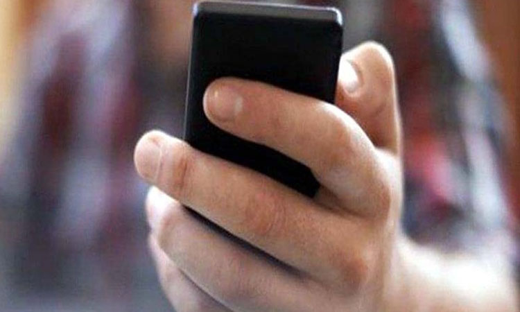 Pune Crime | Parents, including two boys, were harassed for harassing a girl by mobile phone; Family charged with stealing mobile phone worth Rs 1 lakh