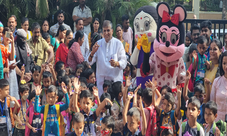 Rajiv Gandhi E-Learning School | First day of school! Mickey-mouse, pinch ... Fear escaped 'their' face students Rajiv Gandhi E-Learning School