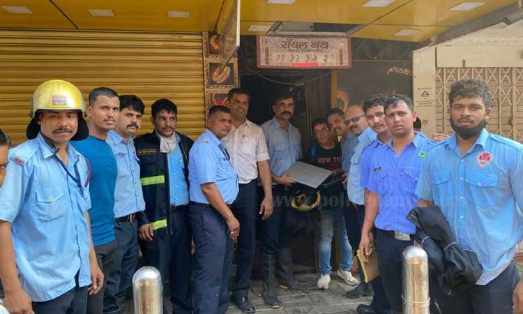 Punr Fire | The gold ornaments found in the fire were returned by the fire brigade; The fire broke out at Jewelers' Office on Laxmi Road Pune12:53 PM