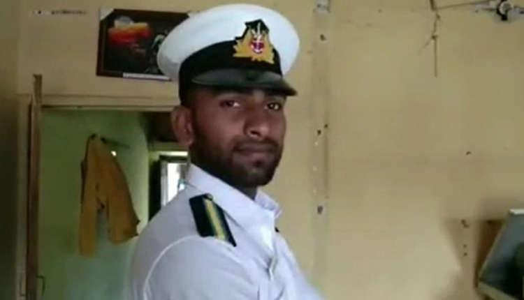 Washim News | Son Of Porter Nitesh Chandrakant Jadhav Become Officer In Merchant Navy In Washim