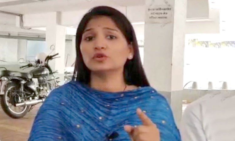 FIR On Karuna Sharma In Pune | Karuna Sharma Munde charged with atrocity by a woman; Accused of racial slurs by having immoral relationship with husband