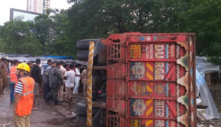 Mumbai-Nashik Highway Accident | thane 14 year old girl dies after truck overturns on hut truck driver arrested