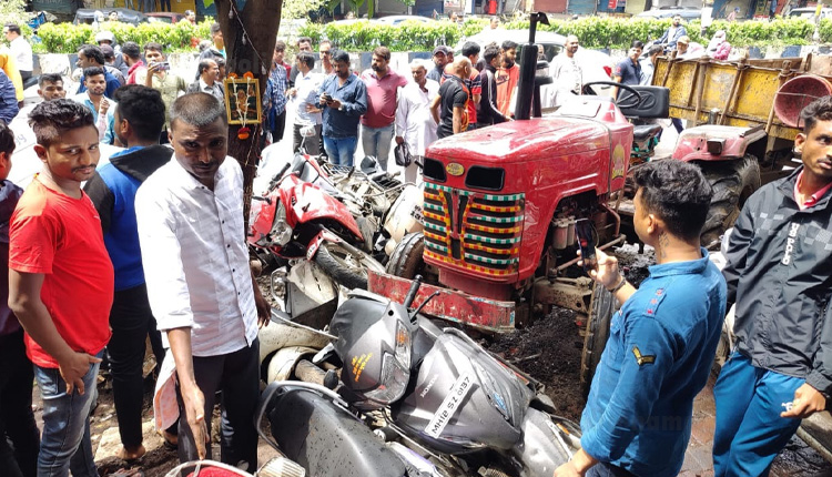 Pune News | A tractor mounted on a slope hits two wheels; Bibwewadi incident, 9 bikes damaged