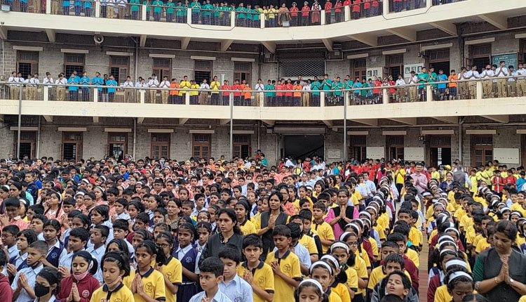 Deccan Education Society (DES) National Anthem by 3500 students in Deccan Education Society DES
