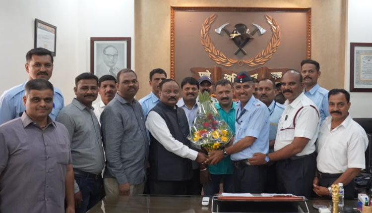 Pune News | Devendra Potphode appointed as new Fire Chief of Pune City The firemen celebrated by distributing sweets and bursting crackers