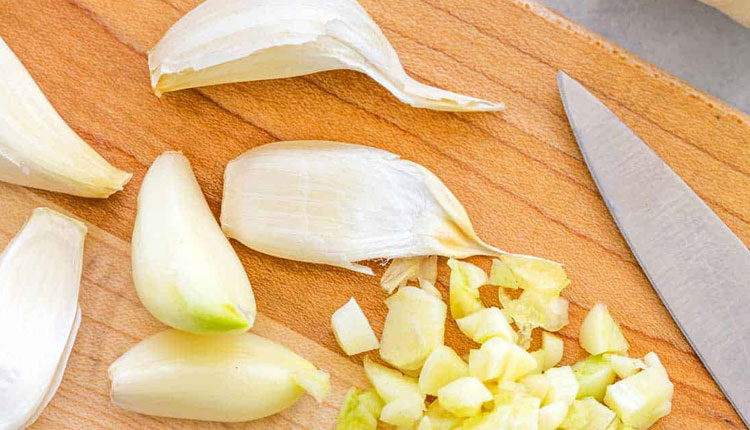 Garlic Benefits | diseases will not wander around eating two raw garlic buds daily on empty stomach know benefits
