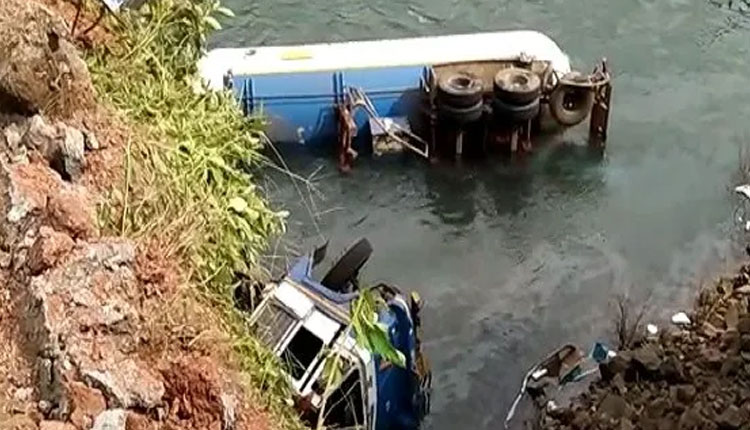 Mumbai-Goa Highway | mumbai goa highway tanker overturns on anjanari bridge driver killed on the spot gas leak in river