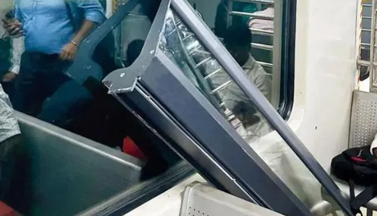 Mumbai AC Local Luggage Rack Crashed | luggage rack crashed in ac local in mumbai on western railway no injured