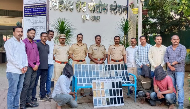 Pune Crime | Sinhagad police busted inter-state mobile phone stealing gang, seized 84 expensive mobile phones worth Rs 15 lakh