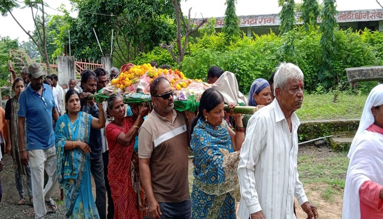 Washim News | 7 girls shouldered their mother and performed last rites, revolutionary step of girls