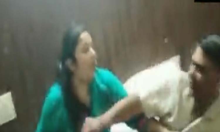 Viral Video News | wife beat husband girlfriend with chappal while romance in hotel agra uttar pradesh video trending