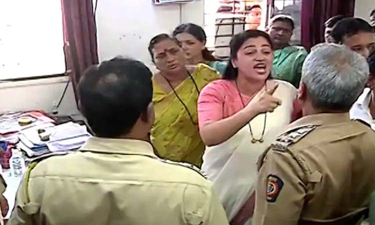 MP Navneet Rana | amravati mp navneet rana at raja peth police station inter religion marriage issue