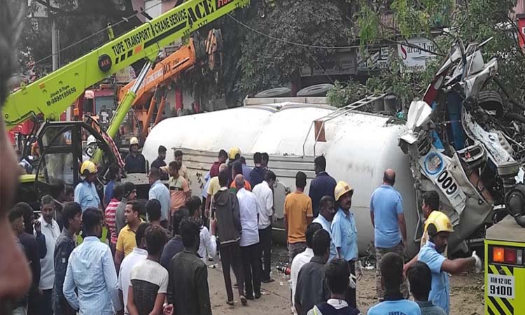 Pune Accident News | A terrible accident in Hadapsar! Mixer container hit 4 rickshaws and a car; 1 killed and 3 injured