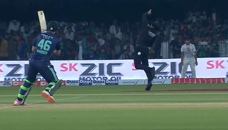Eng vs Pak | umpire alim dar gets hit on leg by pakistani batsman haider ali in eng vs pak t20 match