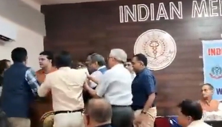 Indian Medical Association | madhya pradesh jabalpur doctors fight at ima state working committee meeting video viral