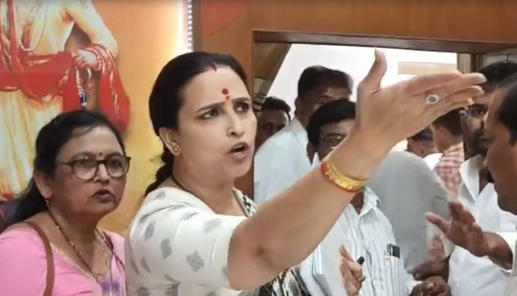 Chitra Wagh | bjp woman morcha state president chitra wagh angry on journalist over puja chavan case question