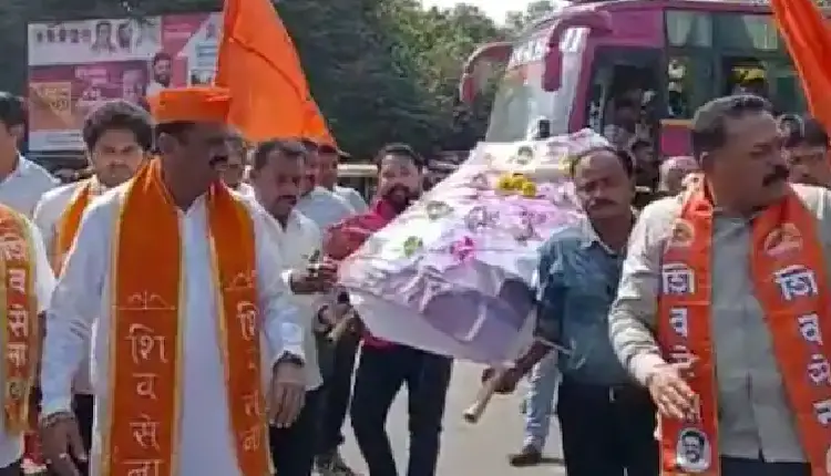 Maharashtra Karnataka Border Issue | symbolic funeral procession of karnataka chief minister by shiv sainiks in kolhapur