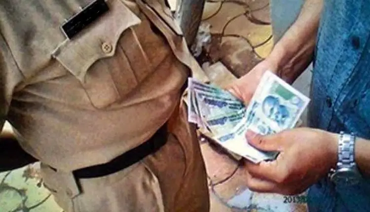 Aurangabad ACB Tap | Policeman who took bribe to hand over seized bike in anti-corruption trap