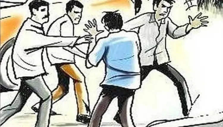 Pune Crime News | Young girl beaten up by gangsters on the road for love marriage, 2 gangs of gangsters in Yerwada shouted for 3 hours