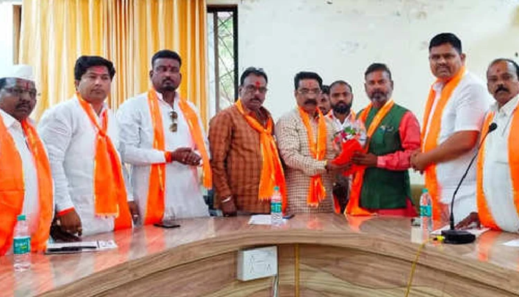 Maharashtra Politics | shinde faction in akkalkot joins uddhav thackeray shivsena in solapur