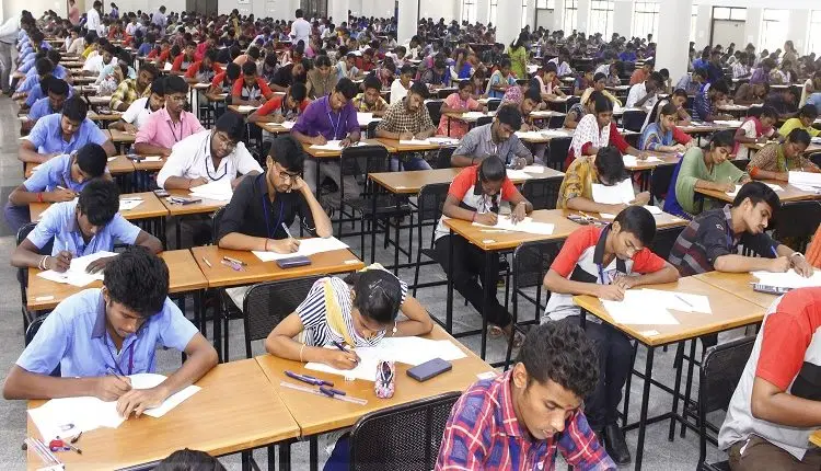 SSC HSC Exams | ssc hsc students have to pay rs 25 instead of rs  50 for concession -marks decision taken after opposition from students parents