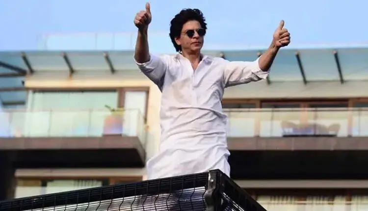 Shah Rukh Khan |shah rukh khan surprises fans outside mannat greets them signature pose share post