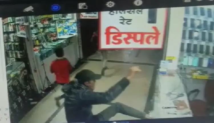 Pune Crime News | Mob rampage in mobile market in Pune, atmosphere of panic among traders; The incident was caught on CCTV