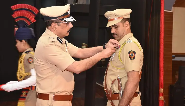 ACP Narayan Shirgaonkar | Medal to ACP Narayan Shirgaonkar from Union Home Ministry for outstanding crime investigation; Honored with a medal by DG Rajnish Seth