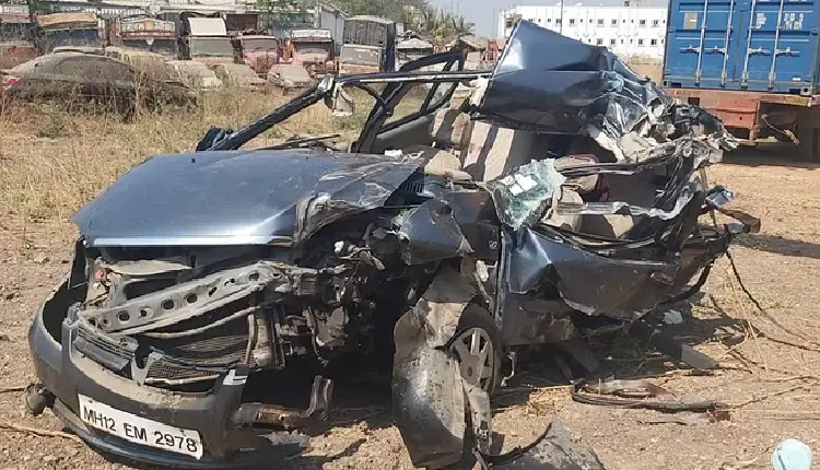 Pune Crime Accident News | Pune shirur accident four members of same family killed in an accident motor collided with a container crime news