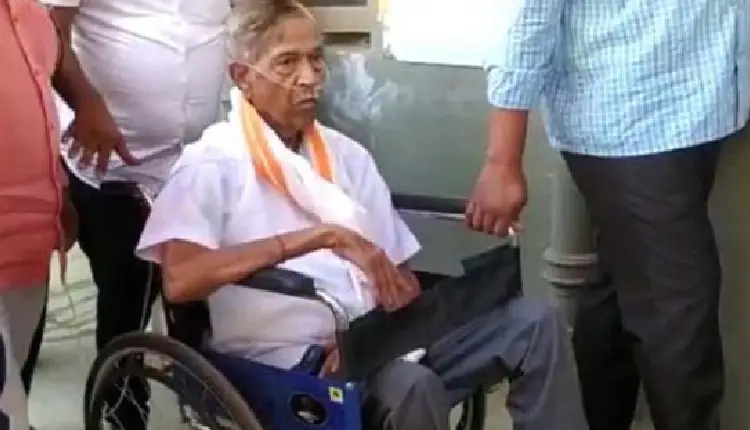 Pune Kasba Peth Bypoll Election | Pune kasba bypoll election mp girish bapat even reached through illness to vote