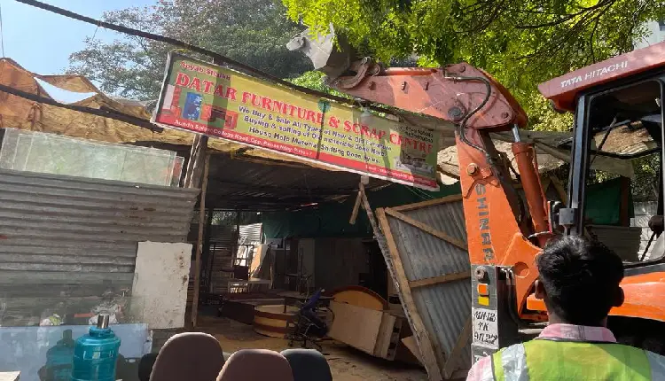 Pune Crime News | A mob attacked the Municipal Corporation team that went for encroachment action in Aundh area, demolished a structure of 50 to 60 thousand square feet