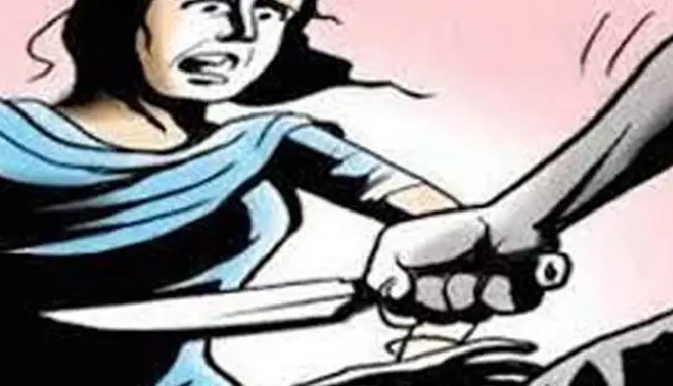 Akola Crime News | wife survive attack by husband with knief