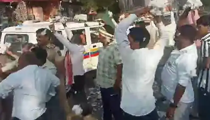 Abdul Sattar | thackeray-group-threw-cotton-on-abdul-sattars-convoy-in-dharangaon-jalgaon-district