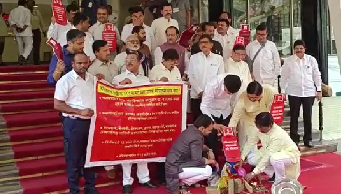 Mahavikas Aghadi On Shinde-Fadnavis | What is the use of this government, there is no food in the homes of the poor... ! MLAs of Mahavikas Aghadi protested the gas price hike by building a hearth.