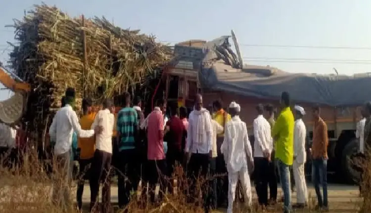 Parbhani Accident News | truck hits sugarcane trolley kills driver on the spot