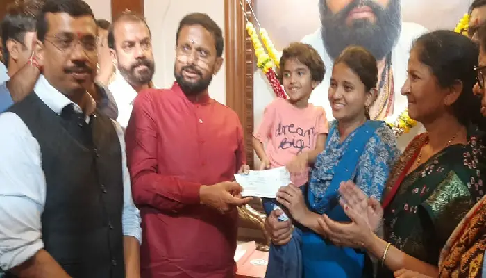Pramod Nana Bhangire | Shiv Sena Pune City Chief Nana Bhangire financial assistance for deaf girl's ear surgery