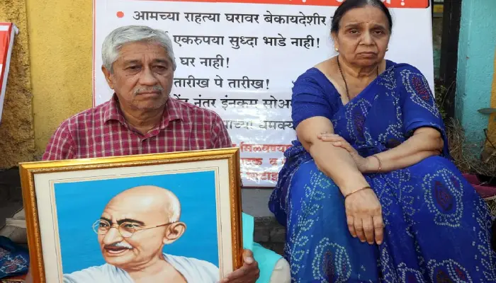 Pune News | Tenant, do you give us our house? An old couple's call; Symbolic hunger strike and agitation in Gandhiwadi way by Fatak Couple