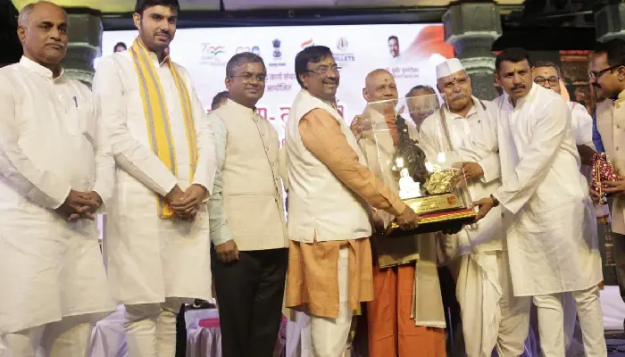 Dnyanoba Tukaram Award | Sudhir Mungantiwar presented Dnyanoba Tukaram Award to HBP Badrinath Tanpure, Swami Shri Govinddev Giri and Mahant Babhulgaonkar Shastri