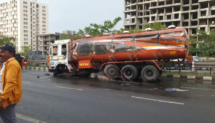 Pune Crime Accident News | A coconut oil tanker overturned near Bhumkar bridge in Narhe area on the Mumbai-Bangalore bypass, the oil spilled (Video)
