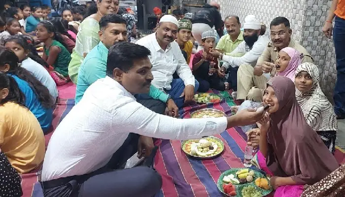 Pune Hadapsar Iftar Party | roje Iftar for the students of Satavwadi area on behalf of Shiv Samarth Sanstha at Hadapsar
