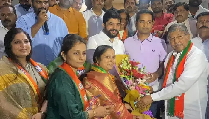 Pune Gangster Sharad Mohol's Wife Joins BJP | gangster sharad mohols wife joins bjp in the presence of chandrakant patal