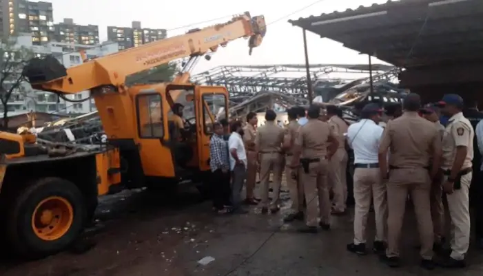 Pune Pimpri Chinchwad Crime | 5 people died after hoarding fell on them, incident on Katraj Bypass in Kiwale