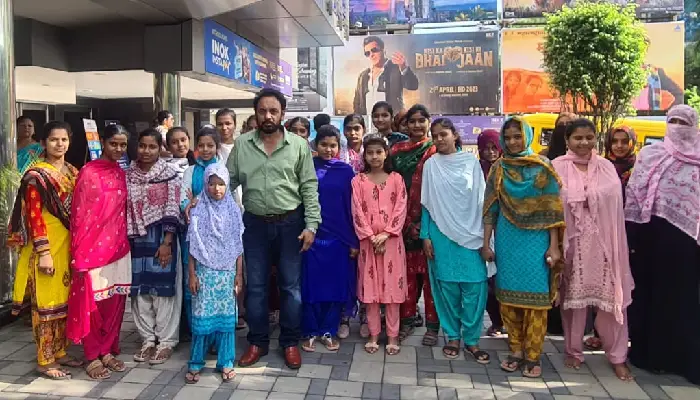Manjeet Singh Virdi Foundation | On the occasion of summer vacation, 500 mentally retarded, blind, disabled, cancer, HIV affected, orphaned children enjoyed the movie 'Kisika Bhai Kisiki Jaan' on behalf of Manjit Singh Virdi Foundation