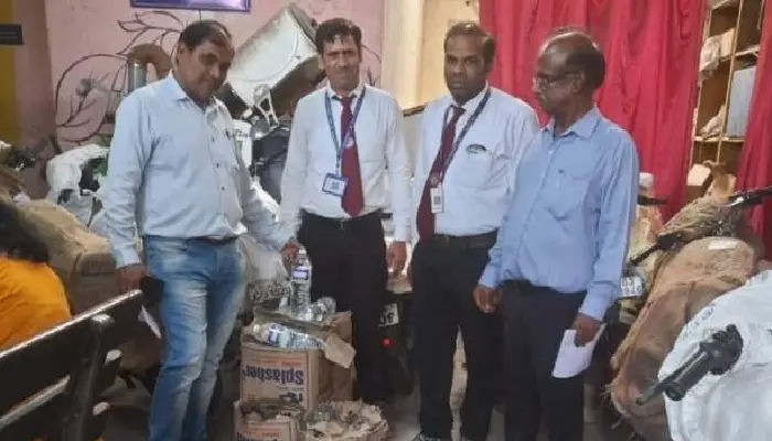 Pune Railway Station News | Action taken against unauthorized vendors selling substandard food and bottled water at Pune railway station